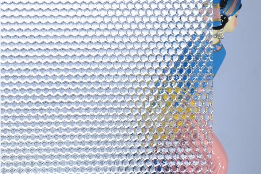 Ultra Clear gemstone 压花玻璃是一种经过特殊压制工艺生产而成的单面或双面带有凹凸花纹的半透明装饰性平板玻璃,其特有的装饰性一方面可以透过光线,充分采光,另一方面又能有效限制和阻止清晰透视,起到良好的美观和隐秘效果。 青岛体育333已建成中国自动化程度较高,规模较大、产品齐全的压花玻璃生产供应基地。压延类玻璃分为普白压花玻璃、超白压花玻璃、中夹丝玻璃、硼硅玻璃四大系列产品。 一、普白压花玻璃、超白压花玻璃 产品特