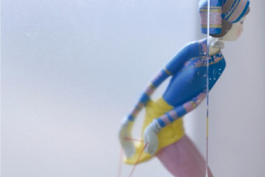 Ultra Clear Non Glare 压花玻璃是一种经过特殊压制工艺生产而成的单面或双面带有凹凸花纹的半透明装饰性平板玻璃,其特有的装饰性一方面可以透过光线,充分采光,另一方面又能有效限制和阻止清晰透视,起到良好的美观和隐秘效果。 青岛体育333已建成中国自动化程度较高,规模较大、产品齐全的压花玻璃生产供应基地。 压延类玻璃分为普白压花玻璃、超白压花玻璃、中夹丝玻璃、硼硅玻璃四大系列产品。 一、普白压花玻璃、超白压花玻璃