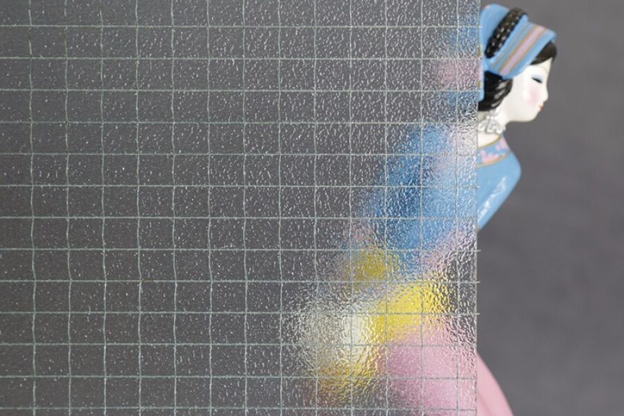 Nashiji Wired Glass 压花玻璃是一种经过特殊压制工艺生产而成的单面或双面带有凹凸花纹的半透明装饰性平板玻璃,其特有的装饰性一方面可以透过光线,充分采光,另一方面又能有效限制和阻止清晰透视,起到良好的美观和隐秘效果。 青岛体育333已建成中国自动化程度较高,规模较大、产品齐全的压花玻璃生产供应基地。 压延类玻璃分为普白压花玻璃、超白压花玻璃、中夹丝玻璃、硼硅玻璃四大系列产品。 一、普白压花玻璃、超白压花玻璃 产品特