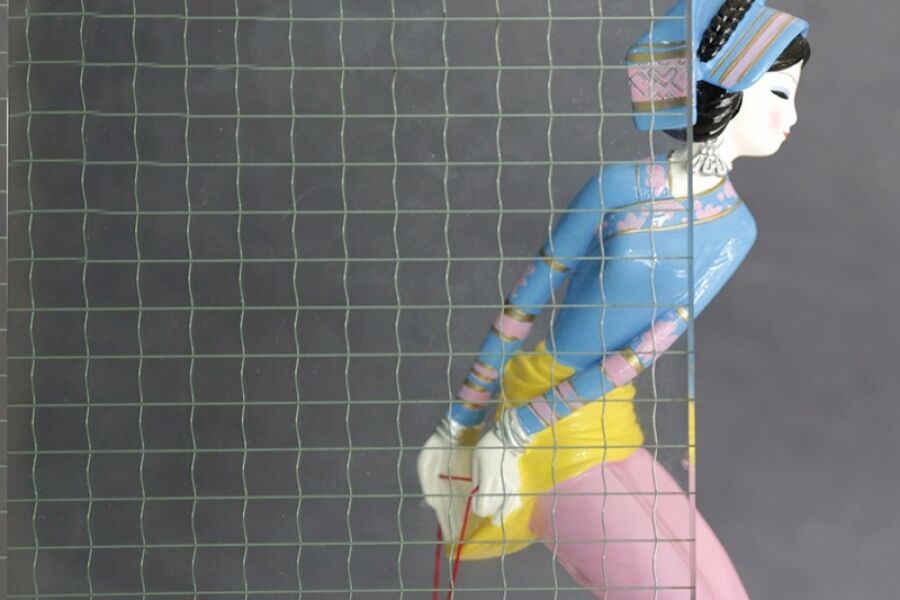 Flat Wired Glass 压花玻璃是一种经过特殊压制工艺生产而成的单面或双面带有凹凸花纹的半透明装饰性平板玻璃,其特有的装饰性一方面可以透过光线,充分采光,另一方面又能有效限制和阻止清晰透视,起到良好的美观和隐秘效果。 青岛体育333已建成中国自动化程度较高,规模较大、产品齐全的压花玻璃生产供应基地。 压延类玻璃分为普白压花玻璃、超白压花玻璃、中夹丝玻璃、硼硅玻璃四大系列产品。 一、普白压花玻璃、超白压花玻璃 产品特